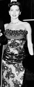 AvaGardnerwearingagreengownatthepremiereofShowBoat1951.thumb.jpg.64235f19d7fd316e5e2c2fe2b7272371.jpg