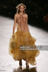 CarolineTrentiniforDiorSpring-Summer2006RTW01.thumb.jpg.f42589bfbd3ea6d45095348e7ad93754.jpg