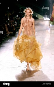 CarolineTrentiniforDiorSpring-Summer2006RTW02.thumb.jpg.c40e42e84f8acec8777945fa7da05080.jpg