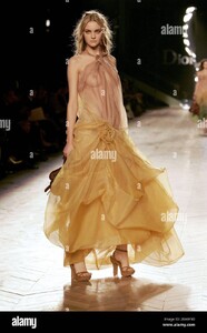 CarolineTrentiniforDiorSpring-Summer2006RTW03.thumb.jpg.cc9e60904a713a99e9a2a325d51ee3dc.jpg