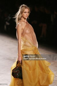 CarolineTrentiniforDiorSpring-Summer2006RTW05.thumb.jpg.d552057a6cba9290ccf123d784d7a038.jpg
