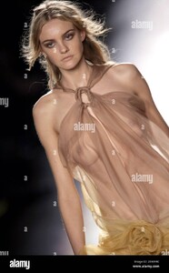 CarolineTrentiniforDiorSpring-Summer2006RTW06.thumb.jpg.c954ead0553a109c8bc892a86f117d18.jpg