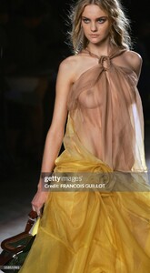 CarolineTrentiniforDiorSpring-Summer2006RTW07.thumb.jpg.cc5f2a1a79b0b4202d92c68b8aad69e5.jpg