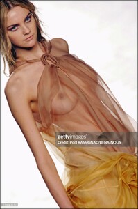 CarolineTrentiniforDiorSpring-Summer2006RTW09.thumb.jpg.4bc3fb049af66080180ed928ac11c279.jpg