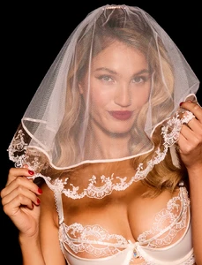 Charlotta_Veil_Front2_2100x.webp