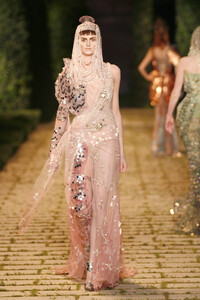 ChristianDior2006HauteCoutureFW15.thumb.jpg.32160fa14ef8d9936617a932b801be43.jpg