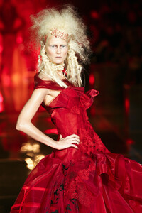 ChristianDior2006HauteCoutureSS46.thumb.jpg.f0fe0fff651300a202c4c90e15820f67.jpg