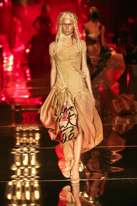 ChristianDior2006HauteCoutureSS5.thumb.jpg.0a0ca6455c6f10f4c60ac305d61338f8.jpg