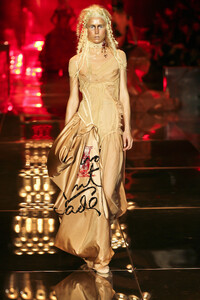 ChristianDior2006HauteCoutureSS6.thumb.jpg.a815f49ff4319bbbe95ea3a61edb94b4.jpg