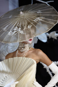 ChristianDior2007HauteCouture188.thumb.jpg.79b9c7af6dccd37efaf2eef19649cf58.jpg