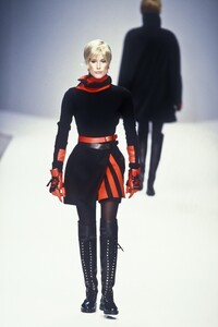 ClaudeMontana1994WomenRTW109.thumb.jpg.6fc33754b26c09b48d3ede77f0c33161.jpg