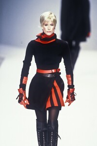 ClaudeMontana1994WomenRTW110.thumb.jpg.d7ae468791eda25e25d381f30d0d01d0.jpg