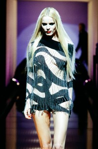 Eva_Herzigova_Versace_Menswear_FW2003_03.jpg