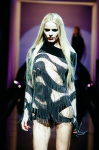 Eva_Herzigova_Versace_Menswear_FW2003_04.jpg