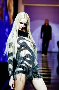 Eva_Herzigova_Versace_Menswear_FW2003_05.jpg