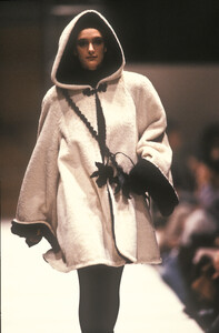 Fendi1990WomenRTW16.thumb.jpg.4156af2890c7f2992f36aac8847a754b.jpg