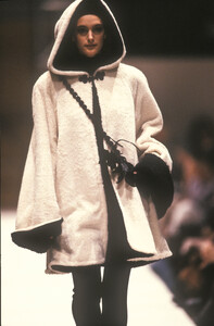 Fendi1990WomenRTW17.thumb.jpg.13f78892bb450cf47c040785e32beb16.jpg