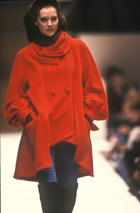 Fendi1992WomenRTW2.thumb.jpg.0f57e8473423e9bef324de3552434d85.jpg