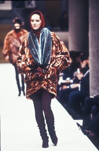 Fendi1992WomenRTW71.thumb.jpg.f72b4e0ed7ac8cdfcc586e5652b69fea.jpg