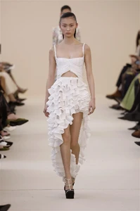 Giambattista-Valli-Ready-Wear-Fall-Winter-2024-Paris-Fashion-Week-Runway-55.thumb.webp.51abf400040003cf3a70f913580f02fd.webp