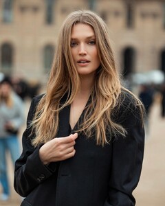 Guests before the show @off____white   @gorbun_roman #offwhite #pfw #paris #streetstyle #dior #prada #cartier #photo.jpg