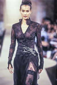 HanaeMori1998HauteCouture47.thumb.jpg.82643d2bdf6831e4e2ab70fd7f97761b.jpg