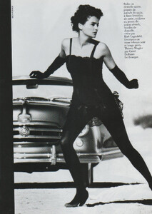 Helena_Christensen_VogueParis_Feb1991_Max_Vadukul_03.jpg