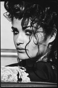 Helena_Christensen_VogueParis_Feb1991_Max_Vadukul_07.jpg