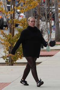 Hilary-Duff---Showcases-baby-bump-on-L.A.-outing-02.jpg