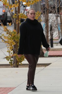 Hilary-Duff---Showcases-baby-bump-on-L.A.-outing-03.jpg