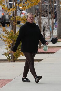 Hilary-Duff---Showcases-baby-bump-on-L.A.-outing-06.jpg