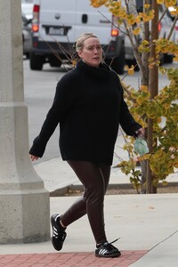 Hilary-Duff---Showcases-baby-bump-on-L.A.-outing-09.jpg