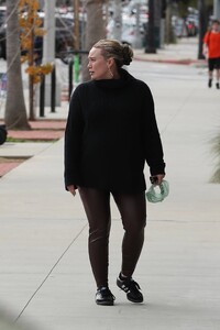 Hilary-Duff---Showcases-baby-bump-on-L.A.-outing-10.jpg