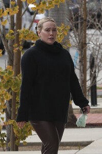 Hilary-Duff---Showcases-baby-bump-on-L.A.-outing-11.jpg