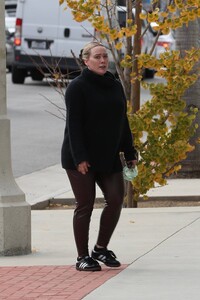 Hilary-Duff---Showcases-baby-bump-on-L.A.-outing-18.jpg