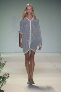 HusseinChalayan2005WomenRTW31.thumb.jpg.00f5a719cac124b25755c6ef511f3077.jpg