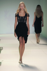 HusseinChalayan2005WomenRTW68.thumb.jpg.1f0ac65ffd5b0470094491b5b8f09c29.jpg