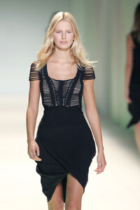 HusseinChalayan2005WomenRTW69.thumb.jpg.9b94a9d04a5ee445316c1ed89692a70c.jpg