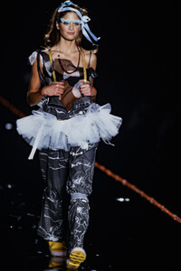 JohnGalliano2000WomenFW3.thumb.jpg.011bf14a47e4f917f8a3de3327d03ddb.jpg