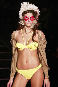 JohnGalliano2005WomenSS36.thumb.jpg.4fbada0404e644880b9611a23a6d9dd1.jpg