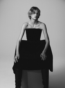 Karolina Ewa Szpakowska Karolina-Spakowski-by-David-Sims-for-Self-Service-Magazine-Spring-Summer-2023-6.jpg