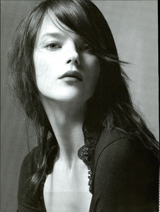 Meisel_Red_Valentino_Fall_Winter_2005_06_01.thumb.png.f733e99a7257f77b1f59a3dc19abe096.png