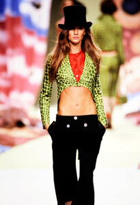 Moschino-SS-2000-1.thumb.jpg.777f9d2bba2607d570e2dea1d82be0fd.jpg