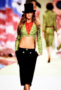 Moschino-SS-2000-2.thumb.jpg.555e78cff53f70ba02b99cdfda323be5.jpg