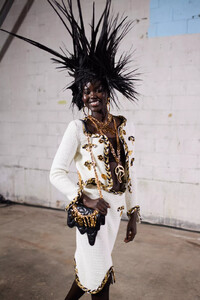 MoschinobksF23141.thumb.jpg.36d1f4e571831e060ea874e9643d62a0.jpg