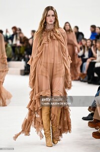 RiannevanRompaeyforChloFall-Winter202403.thumb.jpg.9c1d937ab040d03b7d119845d7a0e83c.jpg