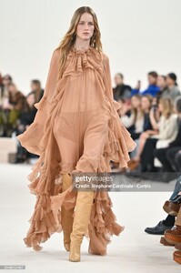 RiannevanRompaeyforChloFall-Winter202404.thumb.jpg.f70f731b211b95975d9ff6f281d86c4d.jpg