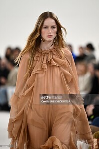 RiannevanRompaeyforChloFall-Winter202405.thumb.jpg.c1dc353d2bb5fb371e05f195184c34a8.jpg