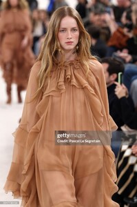 RiannevanRompaeyforChloFall-Winter202406.thumb.jpg.e20dc23d23c321f50249e39c3dae04a4.jpg