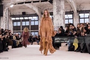 RiannevanRompaeyforChloFall-Winter202411.thumb.jpg.e695aa4c411e769a2dece8dc03294507.jpg